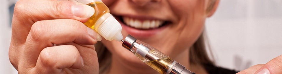 Woman filling up her Oil Pen with Oil E-Liquid